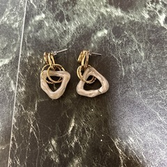 ベージュとゴールドのフープピアス