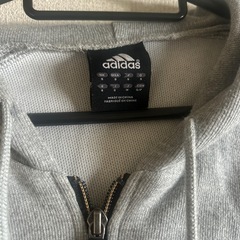 adidas パーカーの画像