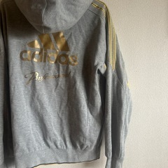 adidas パーカーの画像