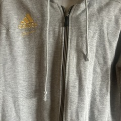 adidas パーカーの画像