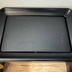 オフィスにあるようなステンレスゴミ箱の画像