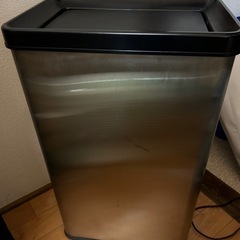 オフィスにあるようなステンレスゴミ箱