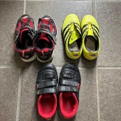 サッカーシューズ2足、スニーカー1足