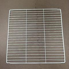 ペットゲージと陶器製餌入れの画像