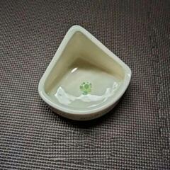 ペットゲージと陶器製餌入れの画像