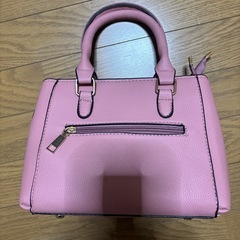 ピンクのカバンの画像