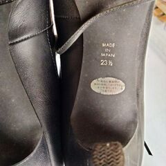 黒のパンプスの画像