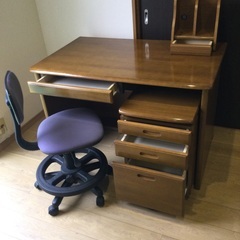 学習お仕事用デスクに最適、上下回転自由椅子付き。目立ったキズ無し...