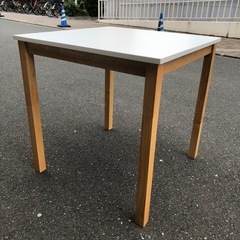 ダイニングテーブルの画像