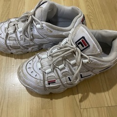 フィラスニーカーの画像
