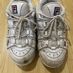 フィラスニーカー