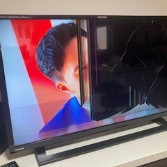 【画面割れ】32型のTOSHIBA薄型液晶テレビ