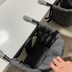 テーブルチェア2つの画像