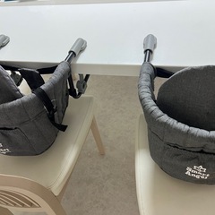 テーブルチェア2つの画像