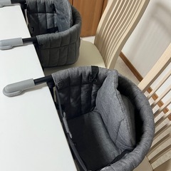 テーブルチェア2つの画像