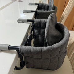 テーブルチェア2つの画像