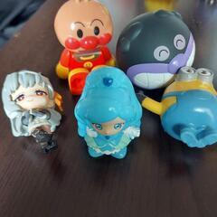 小さなフィギュアやハッピーセットのおもちゃなど