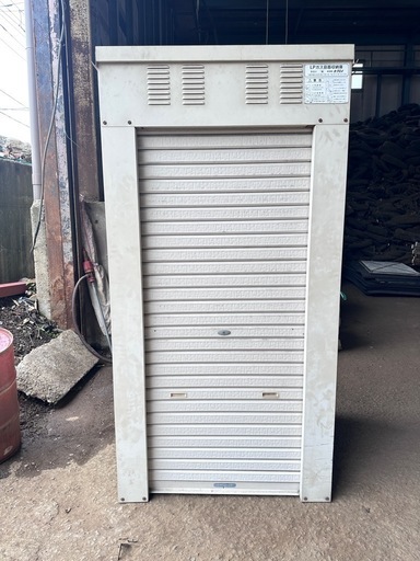 LPガス容器収納庫　シャッター付き