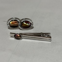 ネクタイピンとカフス
