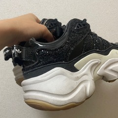 adidas 厚底スニーカー23