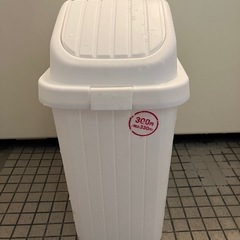 ダイソーのゴミ箱三つ