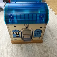 木製レール、駅、車庫の画像