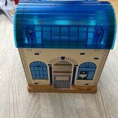 木製レール、駅、車庫の画像