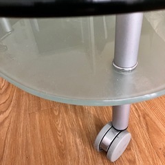 ガラス製ローテーブル