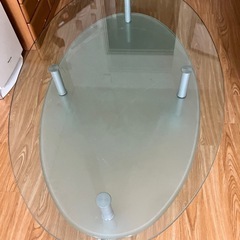 ガラス製ローテーブルの画像
