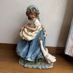 アヒルと散歩する少女 置物