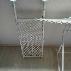 パンツハンガーと突っ張り棚の画像