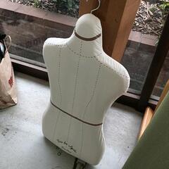 0526-136 アイロン台　人形ハンガー付