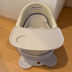 美品！ベビーチェア Hugmuu テーブル付き 離乳食 タイヤ付きの画像