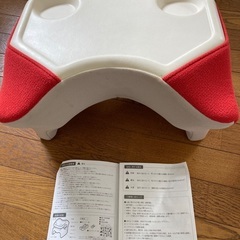 チャイルドシート　テーブル型　赤×ベージュの画像
