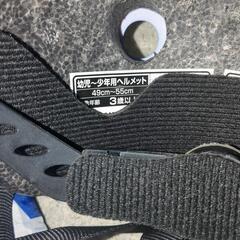 子供用ヘルメットとカッパの画像