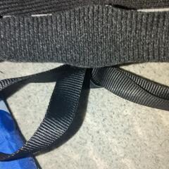 子供用ヘルメットとカッパの画像