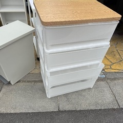ゴミ箱と衣装ケースの画像