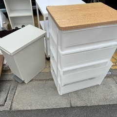 ゴミ箱と衣装ケースの画像