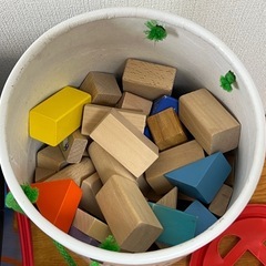 【無料でお譲り可】トーマスバケツ、トーマス大図鑑、積み木　3点セット
の画像