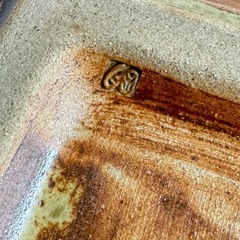 L893希少･レア 益子焼 陶芸家 明石庄作？ 刻印あり 刷毛目花紋角皿 四角皿 飾り皿 26.5×26.5cm 伝統工芸 骨董の画像