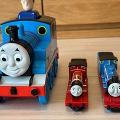トーマスシリーズとアンパンマンバスの画像
