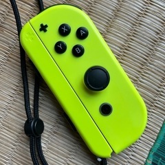  右ジョイコン ネオンイエロー ストラップ付き