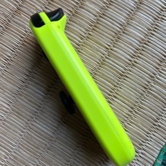  右ジョイコン ネオンイエロー ストラップ付きの画像