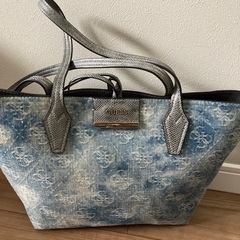 GUESSバッグの画像