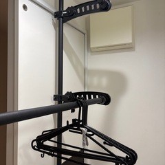 （お受け渡し者決まりました）ニトリ たてよこ伸縮 壁面 つっぱり 物干し ブラック の画像