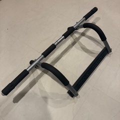 【懸垂棒】ドアの間口でどこでも懸垂できます。