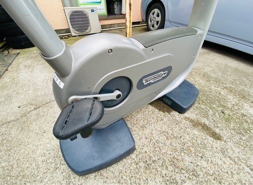 【中古・現状品】TECHNOGYM エクササイズバイク 業務用／家庭用 フィットネスマシン