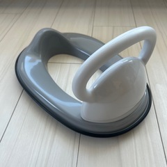 取っ手付き補助便座   グレーの画像