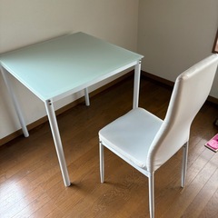 ガラステーブルとチェアのセット