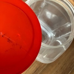 プラスチック　蓋付き　容器　の画像